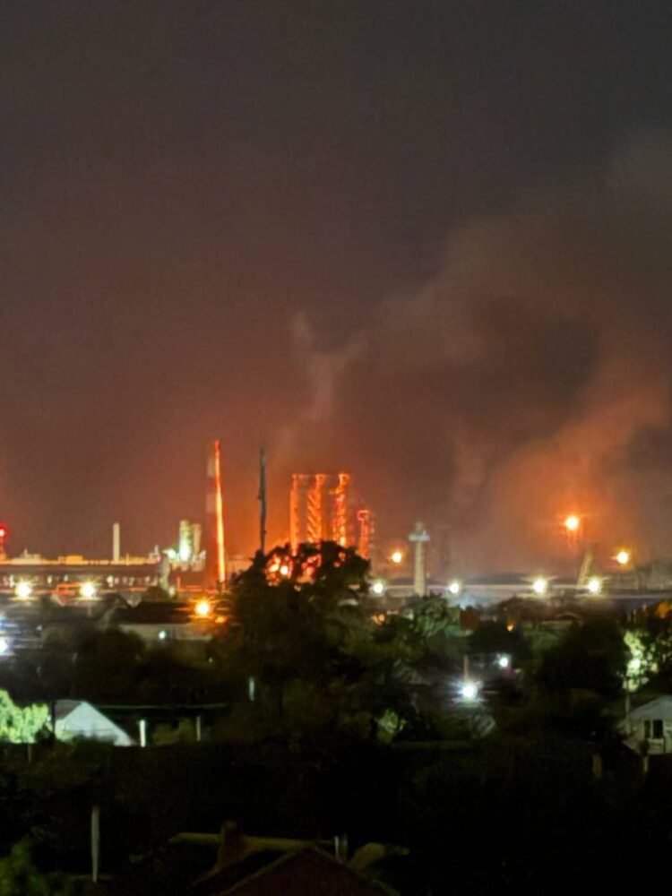 Ukrayna Rusiyanın neft emalı zavodunu VURDU – YANĞIN BAŞLADI