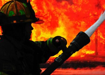 Bakıda birmərtəbəli tikilidə yanğın oldu