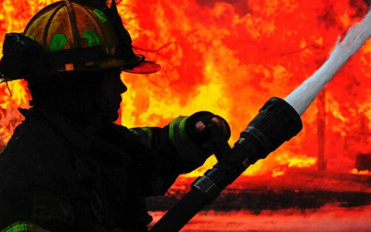 Bakıda birmərtəbəli tikilidə yanğın oldu