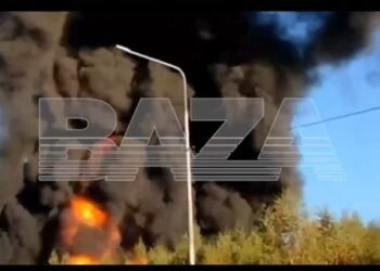 Rusiyada yük qatarı yük maşını ilə toqquşdu – Vaqonlar relsdən çıxdı, yanğın başladı – VİDEO