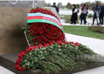 Azərbaycan xalqı Zəfər parkını ziyarət edir