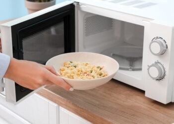 Mikrodalğalı sobada yemək qızdırmaq təhlükəlidir? – Mütəxəssisdən AÇIQLAMA