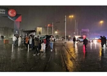 Zəlzələ və leysan eyni gecədə İstanbulda həyatı iflic etdi — FOTOLAR