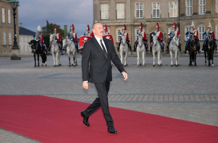 İlham Əliyev Zirvə toplantısının açılışında