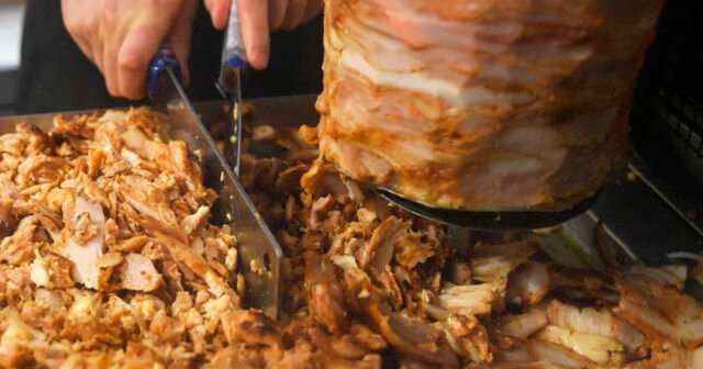 Dönər yeyənlərə CİDDİ XƏBƏRDARLIQ: Bu təhlükə ilə üzləşə bilərsiniz…