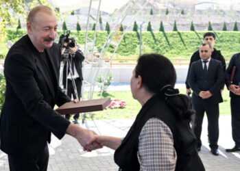 İlham Əliyev Horovlu sakinlərinə mənzillərin açarlarını təqdim etdi