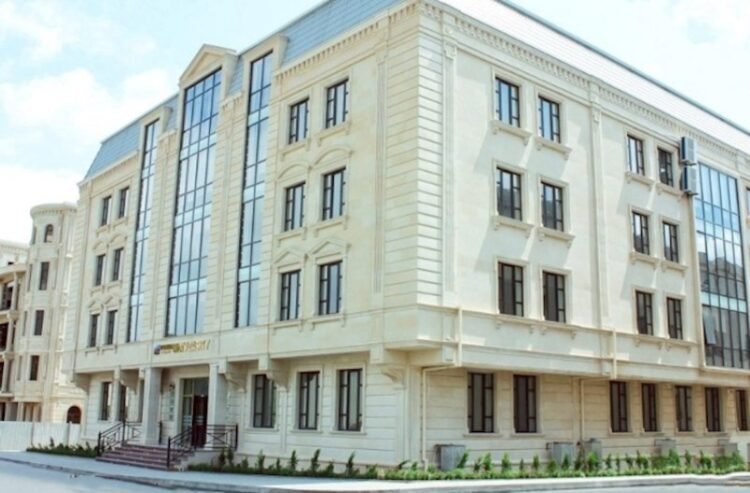 Tələbələrdən universitetdə tətbiq edilən bəzi qaydalardan narazılıq: Dərslər həftəsonu keçirilir, bufet işləmir — VİDEO