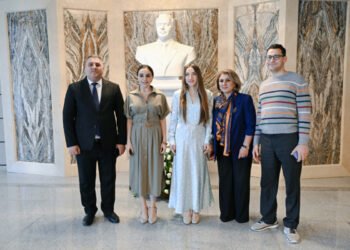 Leyla və Alena Əliyeva uşaqlarla film izlədilər – FOTOLAR