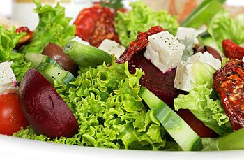 “Qablaşdırılmış salatlar mikrobioloji risk daşıyır” – EKSPERT AÇIQLADI