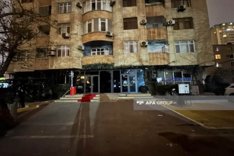 Yanğın baş verən binanın sakinləri hələ də evlərinə buraxılmır