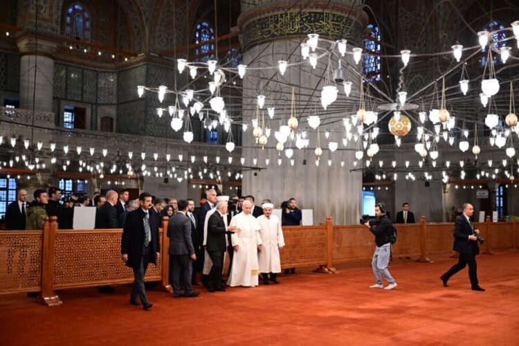 Papanın Sultan Əhməd məscidindəki hərəkəti gündəm oldu – VİDEO