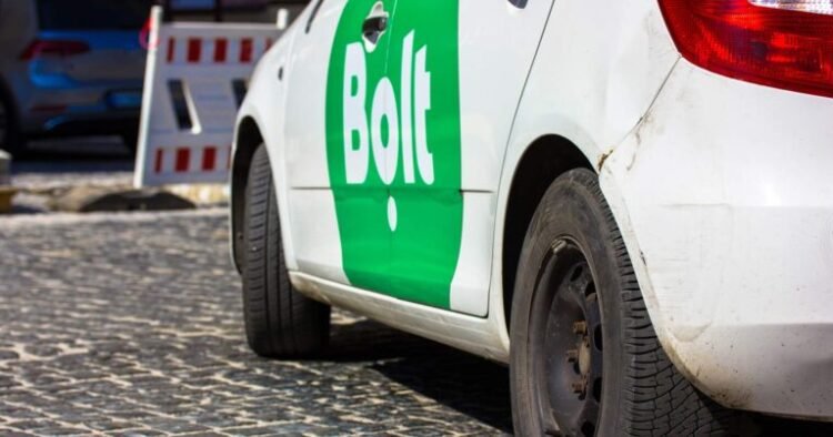 Bakıda taksi sürücüsü yol puluna görə qazini döydü