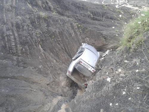 Sumqayıtda avtomobil dərəyə aşdı