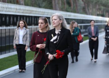 Allison Huker Şəhidlər xiyabanında… – FOTOLAR