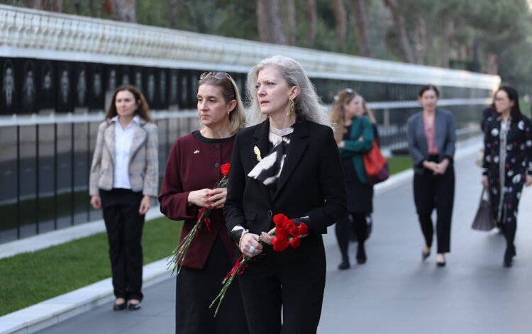 Allison Huker Şəhidlər xiyabanında… – FOTOLAR