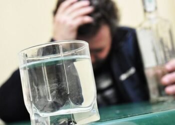 Həddən artıq araq içən kişi öldü