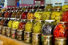 Bazar turşularında AÇIQ TƏHLÜKƏ: “Çoxu kimyəvi qatqılarla və yararsız qablarda hazırlanır” – VİDEO