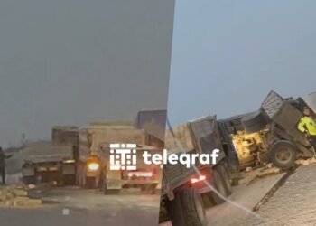 İki “Kamaz” toqquşdu: “kubik”lər yola dağıldı