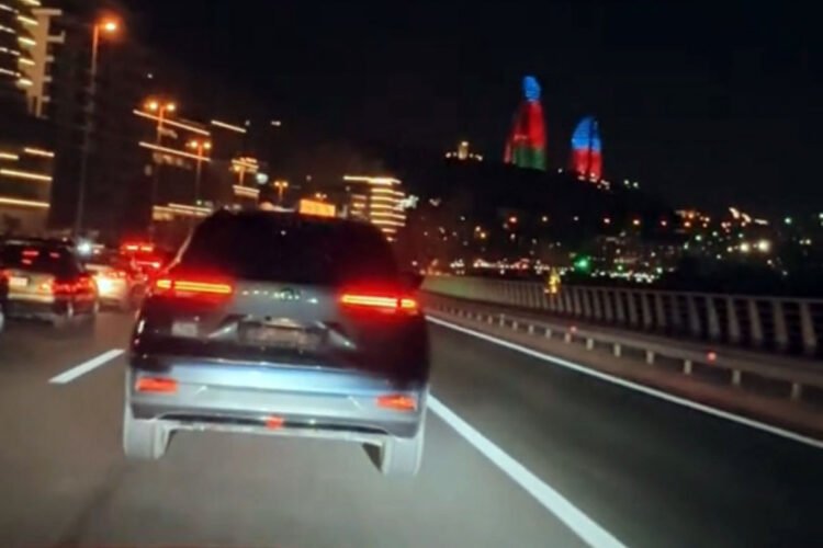 Bakıda nömrəsiz avtomobil idarə edən qazi saxlanıldı