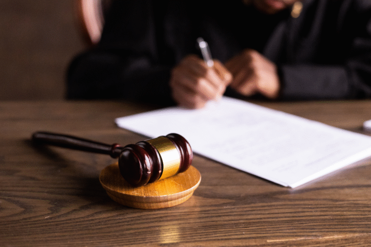 İdmançı qadına qarşı 100 minlik dələduzluq edilib? – Məhkəmə