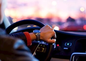 Qadın yolda yatdı, “ayıq sürücü” pulunu oğurladı