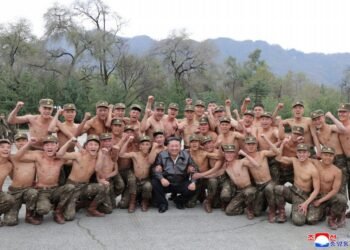 Kim Çen In xüsusi təyinatlılarla görüşüb