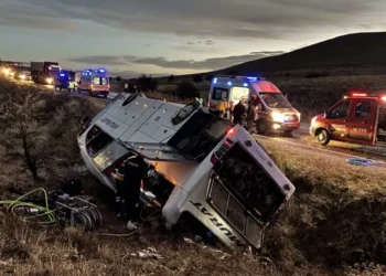 Türkiyədə avtobus aşdı: 2 ölü, 21 yaralı