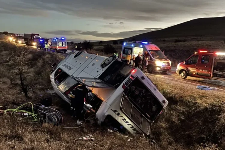 Türkiyədə avtobus aşdı: 2 ölü, 21 yaralı