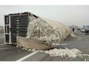Bakı-Qazax yolunda pambıqla dolu maşın aşıb