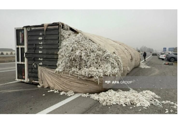 Bakı-Qazax yolunda pambıqla dolu maşın aşıb