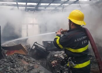 Göyçayda iki ev birdən yandı