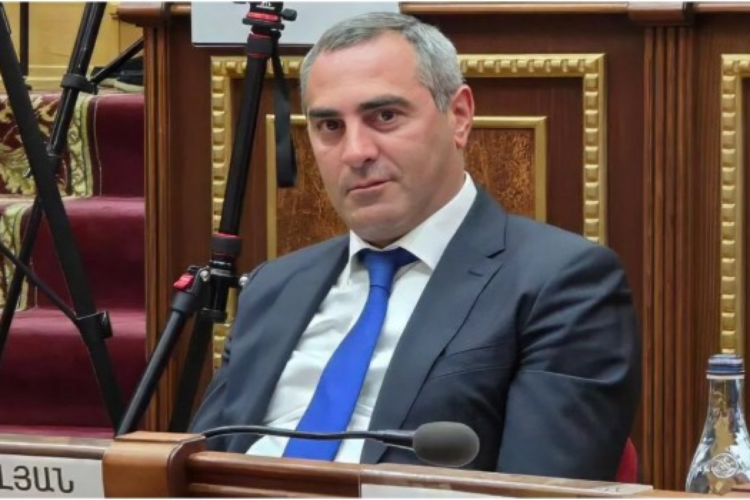 Gümrü merinin müavini saxlanıldı