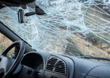 Qazaxda avtomobil divara çırpıldı: ölən var