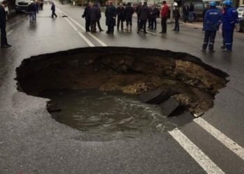 Xırdalanda yol çökdü