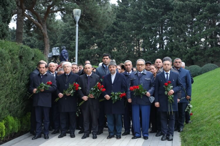 Qərbi Azərbaycan İcması Ümummilli lider Heydər Əliyevin Anım Günü ilə əlaqədar Fəxri Xiyabanda məzarını ziyarət edib