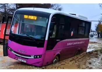 Sumqayıtda avtobus palçıqlı yolda batdı — VİDEO