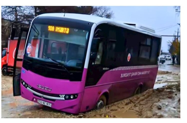 Sumqayıtda avtobus palçıqlı yolda batdı — VİDEO