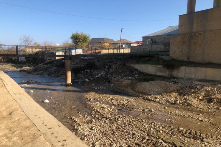 Torpaq sürüşməsi Şabranda bir neçə tikilini dağıtdı