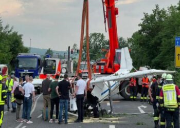 Almaniyada təyyarə küçəyə düşdü: yaralılar var