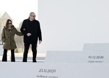 Zəfər tağının pilləkənlərində əks olunan tarix – VİDEO