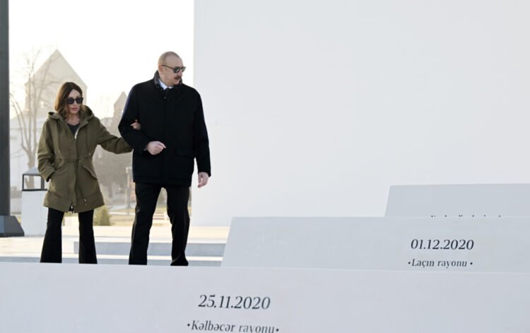 Zəfər tağının pilləkənlərində əks olunan tarix – VİDEO