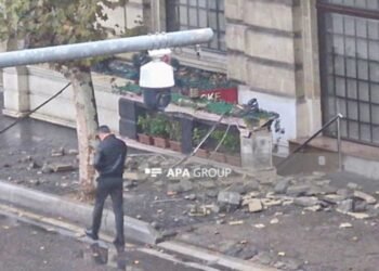 Bakının mərkəzində eyvan uçub: Xəsarət alan var