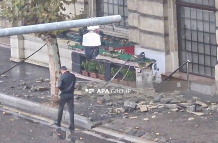 Bakının mərkəzində eyvan uçub: Xəsarət alan var