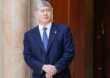 Atambayev bütün dövlət mükafatlarından məhrum edildi