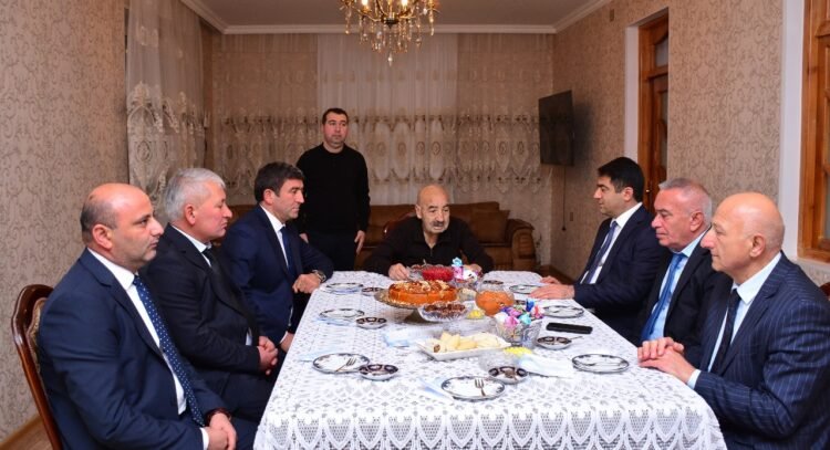 Seymur Orucov şair Qurban Həmidoğlunu evində ziyarət etdi – FOTOLAR