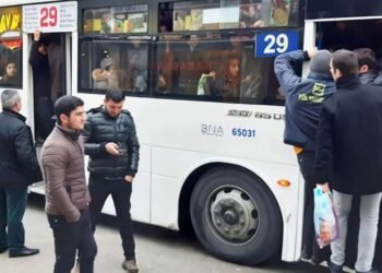 Avtobusda təhlükəli anlar: sərnişinlər qorxuya düşdü – VİDEO