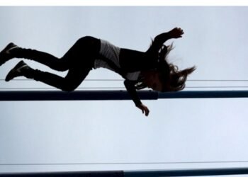 Sumqayıtda 19 yaşlı qız binadan yıxıldı