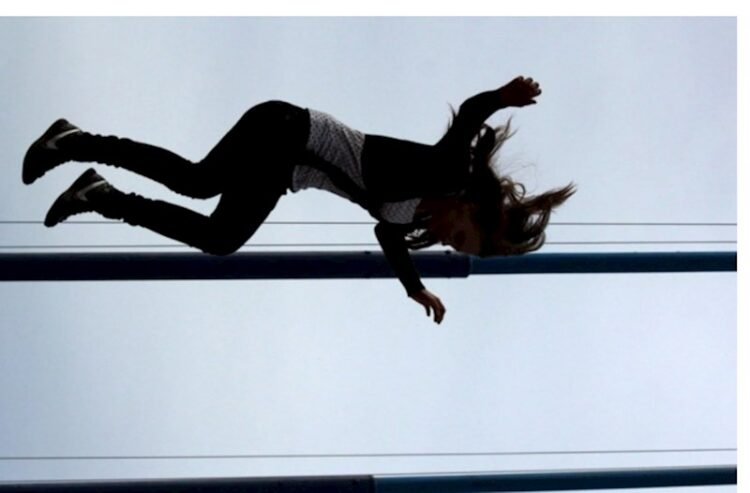 Sumqayıtda 19 yaşlı qız binadan yıxıldı