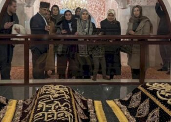 Əraqçinin xanımı Bibiheybət məscidində – FOTOLAR