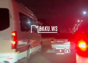 Bakıda mikroavtobus əks zolağa çıxdı – VİDEO